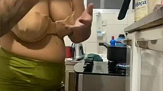 Fazendo Live Na Cozinha Mostrando Buceta Gorda