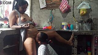 Mientras Preparo la Cena la Puta de Sandra Solo Piensa en Tener Sexo