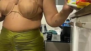 Fazendo Live Na Cozinha Mostrando Buceta Gorda