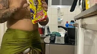 Fazendo Live Na Cozinha Mostrando Buceta Gorda