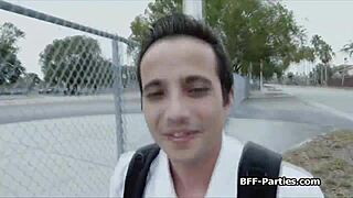 Jonge meiden pijpen groep in uniformen.