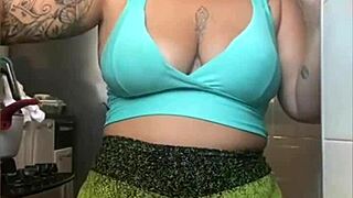 oh my god check out these super tight shorts splitting that pussy wide open in usa flashing style!