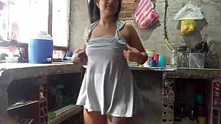 Mientras Preparo la Cena la Puta de Sandra Solo Piensa en Tener Sexo