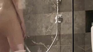 Newyokumaimai takes a refreshing shower, showcasing her cute ponytail and small waist in the bath.