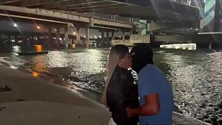 esposa brasileira traindo marido com outro homem na praia arenosa durante exibicionismo