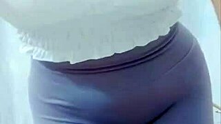 بنت آسيوية ترقص حركات مثيرة ساخنة