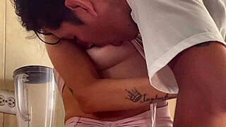 mi cuñada me espera sin pantaletas porque sabe que me la vengo a coger mientras le prepara el almuerzo a mi hermano la pongo a mamarlo