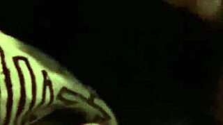 Mamei a rola do amigo dotado no carro com big clit latina milf