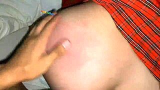 colegiala en faldita roja cortita es grabada por su mejor amigo en video casero real