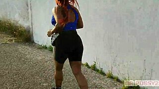 Ruiva with Giant Ass Filmed Training by Her Lover in Gym Session