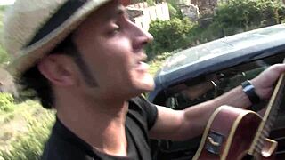 Prima suona la chitarra e dopo si scopa la sua amica nel culo