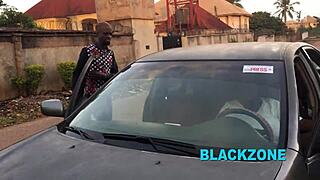 Tučná černoška suseda s veľkými prsiami potrebuje pomoc po autonehode v spálni