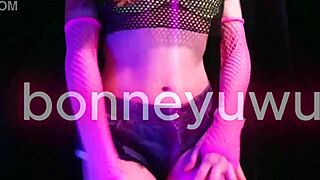 Bonneyuwu performs Argentine twerk dance baile kum
