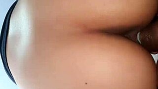 Škľabá kolumbijská 18+ spolubývajúca v šatách skúša prvý anál na jazde a doggy.