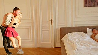 Madrastra de tetas enormes recibe doble penetracion de hijastros en trio interracial!