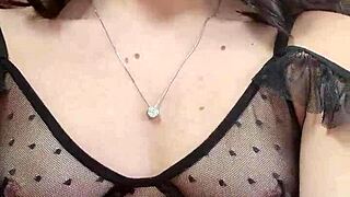 Eu me maquiando e arrumando o cabelo com tes�o quero um safado para me comer e gozar dentro do meu cu!