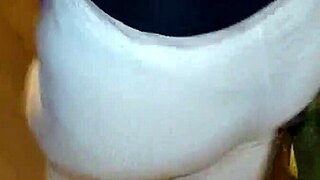 acoso y ofrezco dinero a madura venezolana milf culona en hilo rojo para coger parte 1