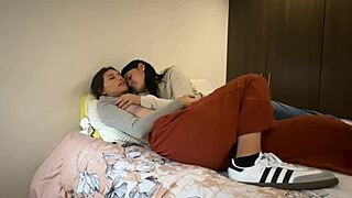 La novia lesbiana rubia de mi mejor amigo knows how to comfort me with scissoring and licking