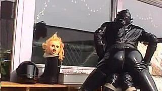 2003roxinaretrorubberoxshinyhorny150403xxl wmv shows xxl rubber action with horny vibe