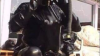 2003roxinaretrorubberoxshinyhorny150403xxl wmv shows xxl rubber action with horny vibe