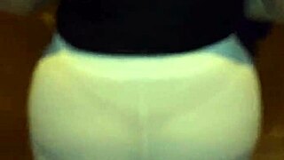 acoso y ofrezco dinero a madura venezolana milf culona en hilo rojo para coger parte 1