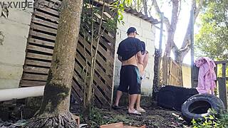 Meu marido saiu e me deixou sozinha com o pedreiro para orçamento 😏 Ele fodeu minha pussy rough ao ar livre!