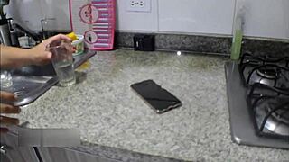 Engaño a mi madrastra cachonda la que ama follar con los ojos vendados y me hago pasar por su marido cornudo 😈🍑