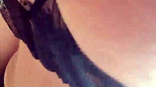 Eu me maquiando e arrumando o cabelo com tes�o quero um safado para me comer e gozar dentro do meu cu!