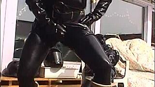 2003roxinaretrorubberoxshinyhorny150403xxl wmv shows xxl rubber action with horny vibe