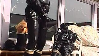 2003roxinaretrorubberoxshinyhorny150403xxl wmv shows xxl rubber action with horny vibe