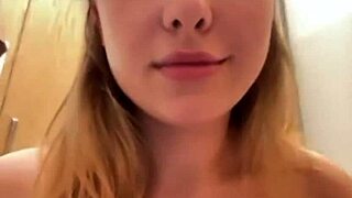 Ung amatør med store pupper og rumpe onanerer offentlig første gang med nærbilde fingring ute