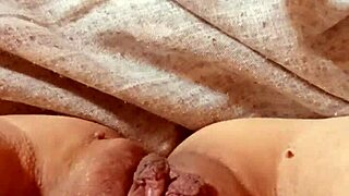 Milf si apre la fica... wanna see that pussy spread? 😏