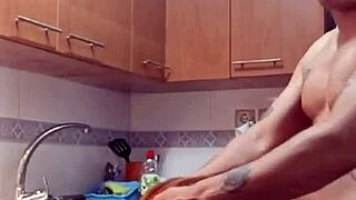 desayunando la vagina de mi suegra en la cocina con un toque de diversión matutina