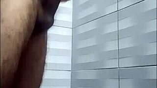 tucacheritocacheron - mientras que espero en la ducha a mi vecina me masturbo con mi big cock