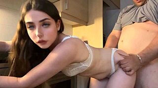 hombre de 46 años follando en la cocina con amiga de su mujer