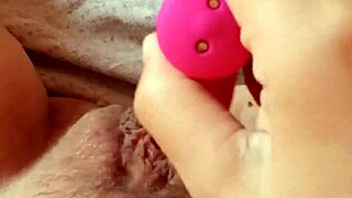 Milf si apre la fica... wanna see that pussy spread? 😏