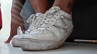 sai sem calcinha pra malhar o personal sentiu o cheiro da minha buceta suadinha me levou pro banheiro e encheu minha buceta de porra