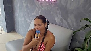 na sorveteria encontrei uma pica gigante de chocolate for anal orgasm