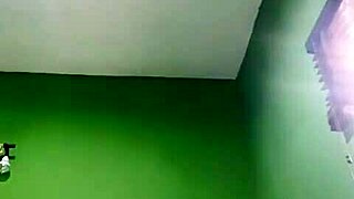 Ung tynd moden sød tøs bliver kåt og leger med smuk stram fisse i hjemmelavet solo