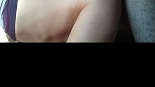 Cougar latina curvilínea madura se mete assplay POV joven en dormitorio