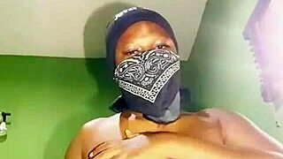 Ung tynd moden sød tøs bliver kåt og leger med smuk stram fisse i hjemmelavet solo