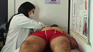 Enfermeira e est�tica OBSERVA ERE��O do PACIENTE during his wet workout session as nurse.