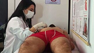 Enfermeira e est�tica OBSERVA ERE��O do PACIENTE during his wet workout session as nurse.