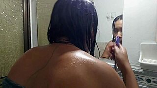 porno en espanol mi hermosa hermanastra morena se estaba ba�ando y me encontro en mi cuarto masturbandome y ella me ayudo