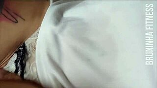 ruiva deliciosa exibe grelinho enquanto faz bicicleta com close up on natural tits and tattoo in pov