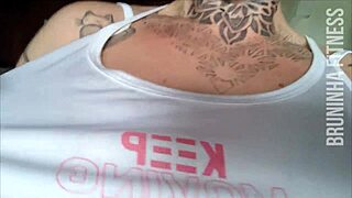 ruiva deliciosa exibe grelinho enquanto faz bicicleta com close up on natural tits and tattoo in pov