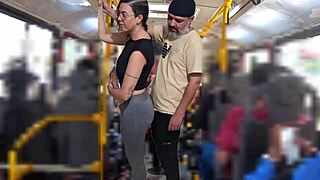 Kurvinska študentka dobi cumshot v avtobusu na javnem