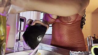 Aliviando o tesão com meu brinquedinho novo!