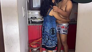 encuentro a mi vecino cocinando y le pido que me cocine la chocha con mi big ass y natural tits as cute latina bride