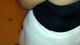 encontro a una madura puta com um culo enorme na rua usando fio vermelho translucido e proponho foder